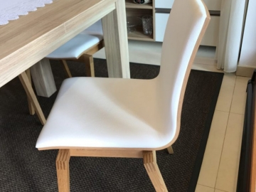 Designová židle v kombinací masiv a kůže.